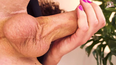 Medi Voi: Transgirl v sukni masturbuje a stříká na hlavu