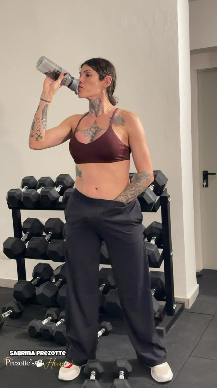 Sabrina Prezotte: La bella ragazza che dimostra di saper allenarsi, sensualizzare in...