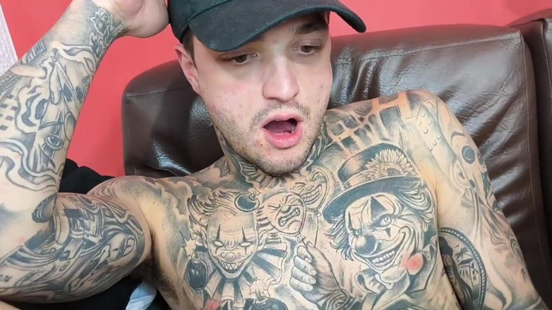 Victor Studio Gay: Le beau-père de mon amie est rentré plus tôt que...