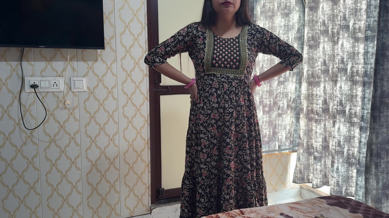 Hornycouple149: 私の大きな義理の姉は怒っていて、私たちはシングルベッドを共有し、フルヒンディー語音声で過ごしました