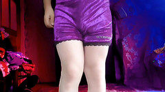 Kitty_Cross: Симпатичный фембой вытягивает негабаритный свитер на босые ноги