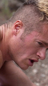 Downlowboys - des randonneurs jock se retrouvent dans les bois pour une baise interraciale rapide