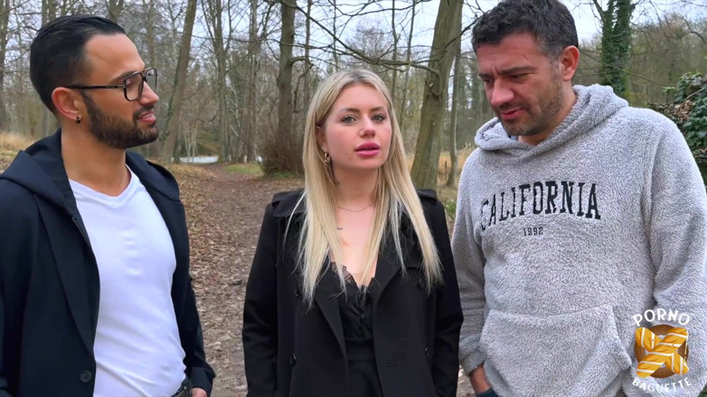 Porno Baguette: Georgia, blonde sexy, se fait baiser par deux bites