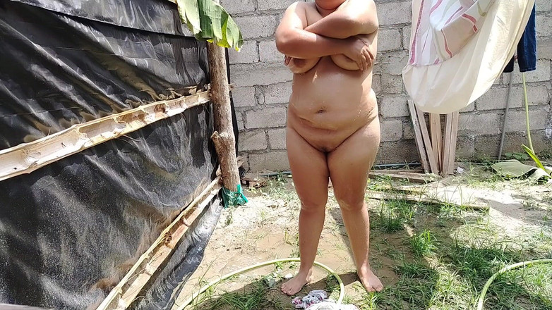 Stepmom_with_big_tits: Une Colombienne sexy se baigne dans un lieu public et...