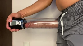 हॉट संपन्न आदमी अपने लंड के अधिकतम आकार तक पहुंच गया है जो अब उसके लंड के पंप में फिट नहीं है