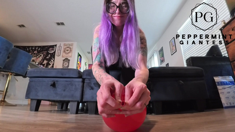 Peppermint Giantess: Giantess吹箫一大袋气球-微小的第一人称视角脚挑逗和肮脏的样子
