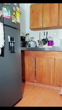 Das neue zimmermädchen im haus meiner eltern macht mich geil
