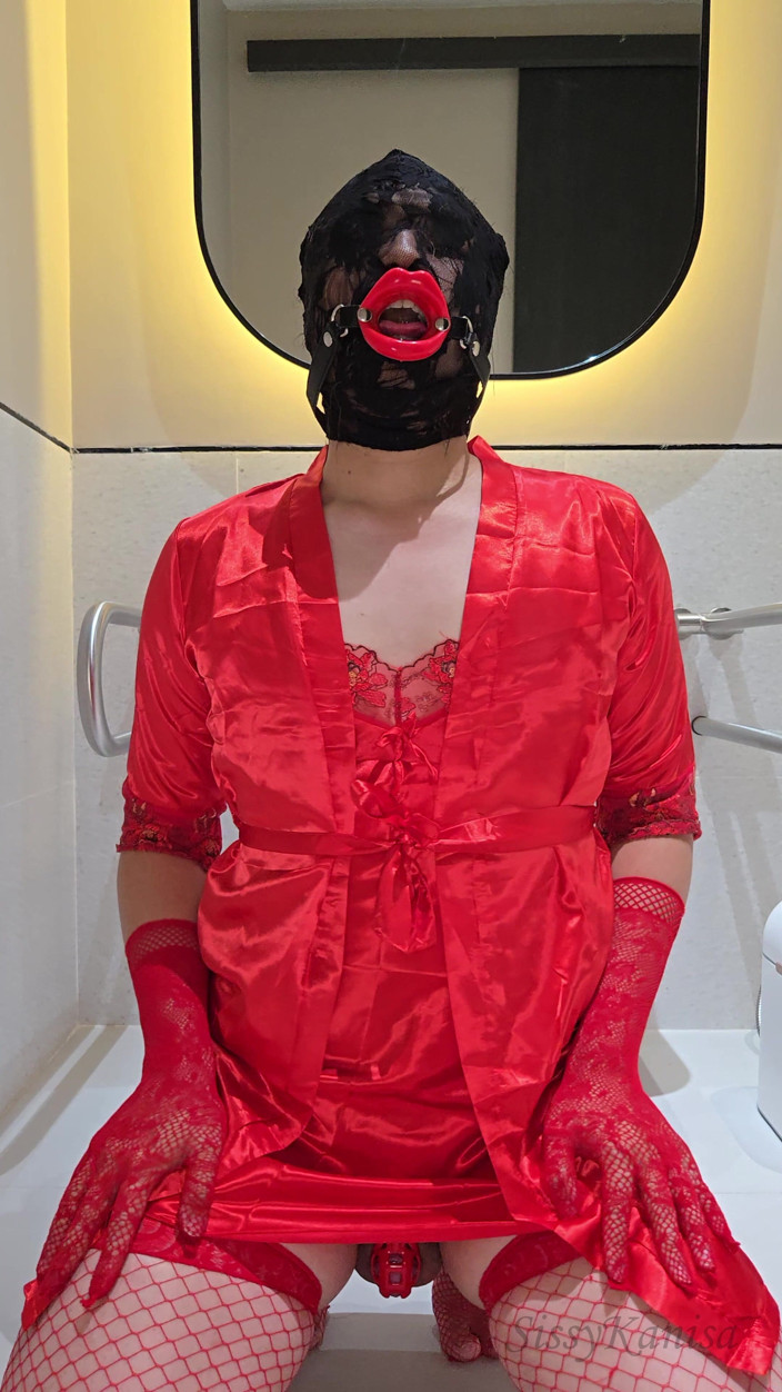 SissyKanisa: Sissy Kanisa i röd del 2 äta sperma på allmän toalett
