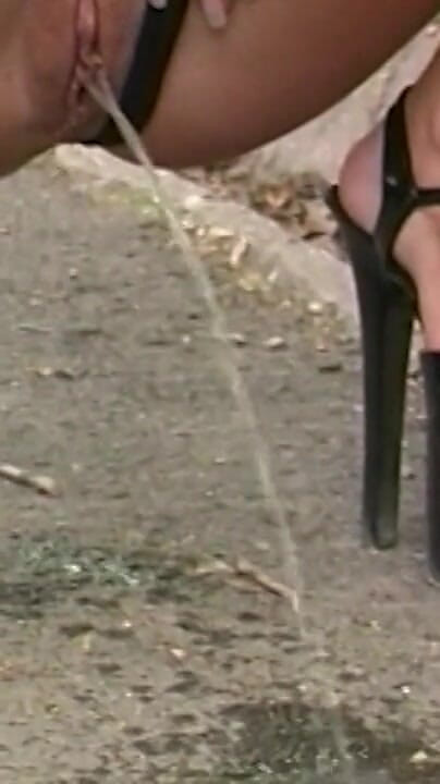Yellow Pee Between High Heels (Pure Pee) Yellow Pee Between High Heels (Pure Pee)