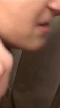 Mentre lei lavava i piatti ci siamo eccitati e da dietro l'abbiamo scopata