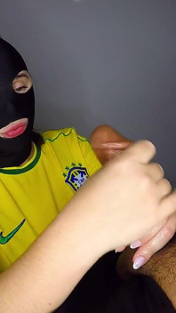 Zlobivá brazilská dívka kouří a škádlí třese jejím velkým zadkem