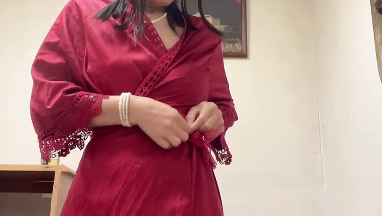 sweethanajapanese: Pequeña linda chica Hana Chan sexy en traje rojo y...