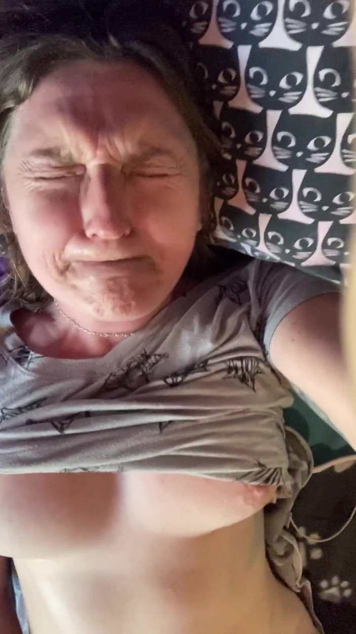 MistressWriggler: Perjuangan untuk orgasme adalah sebenar untuk si rambut coklat matang...