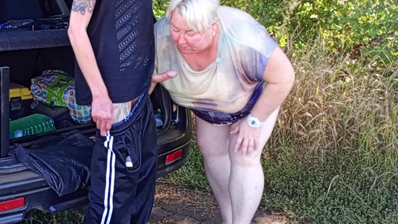 Zona901: In einem öffentlichen park ficke ich meine stiefmutter im doggystyle, dann...