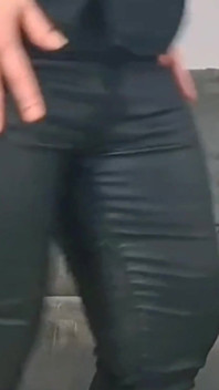 穿着皮裤的熟女妈妈爱抚