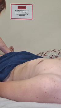 Masażystka używa metod seksualnych, aby zdobyć klientów