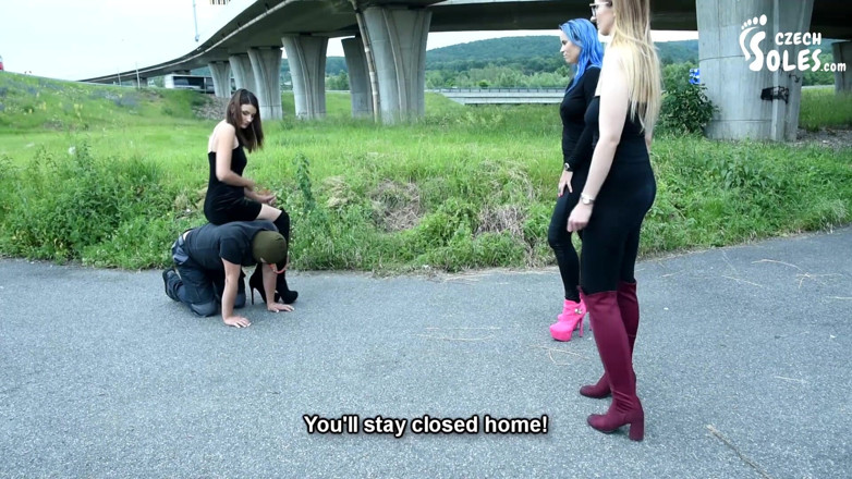 Czech Soles - foot fetish content: Eine fußsklavin mit ihren 2 freunden rausgehen