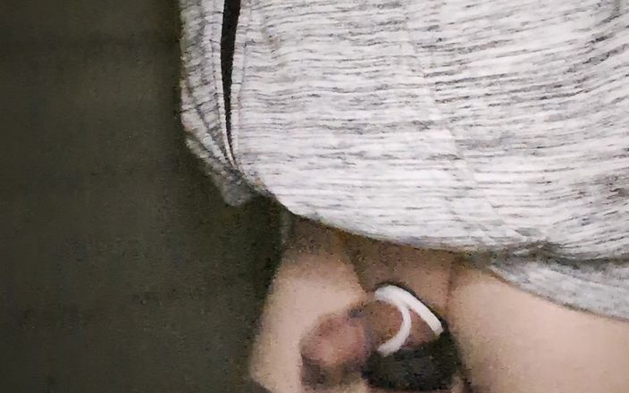 kinkygaynudist: Un gay nu avec un plug pour pénis