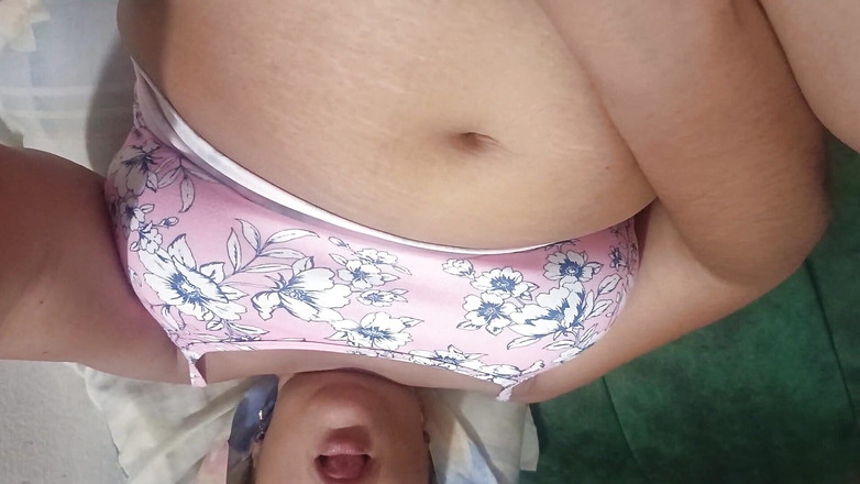 oficialkairadenaly: Moje nadržená macecha mi volá velmi vzrušená, jím její kundičku...