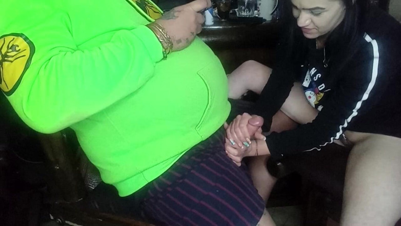 MysticBella: Ge honom en avrunkning med sin sperma al över mina händer