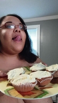 Mijn gezicht vullen met cupcakes terwijl ik naakt ben