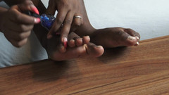 Foot Girls: Ebenové modré nehty malují!