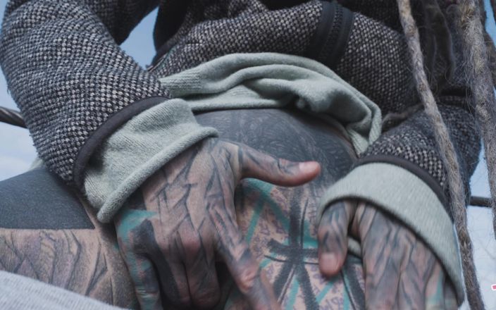 Z-Filmz: Cuplu cu tatuaje prins în timp ce face sex sălbatic pe...
