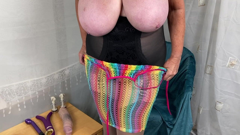 Mr MF: Миссис зрелые ступни показывает ее открытый боди с вырезом