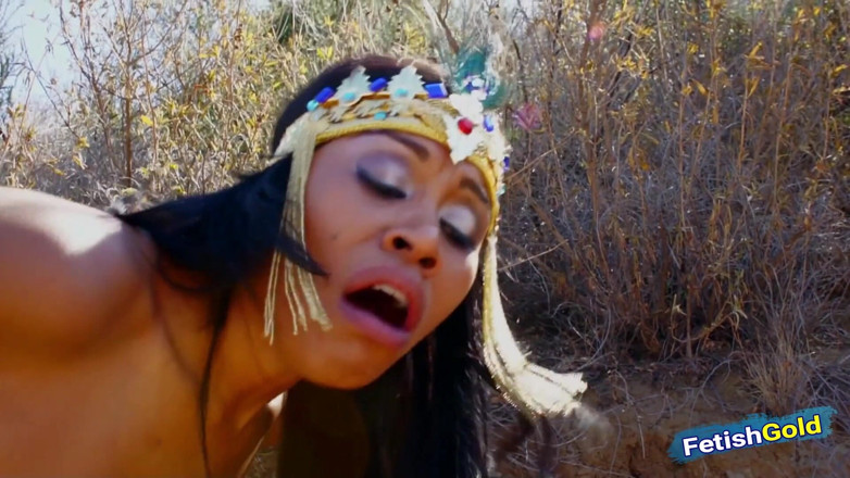 Fetish Gold: Indische schönheit wird von großem weißem schwanz im freien intensiv...