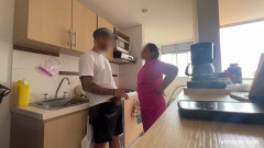 Latinaspy: Pokojówka z ogromnym tyłkiem czyści apt, a następnie szarpie swojego...