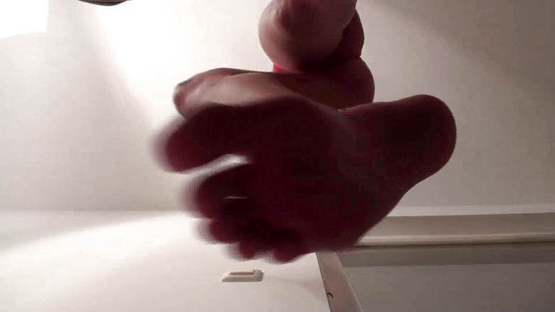 Foot Girls: Lady Alissa wsiada na ciebie ze swoimi pięknymi nagimi stopami.