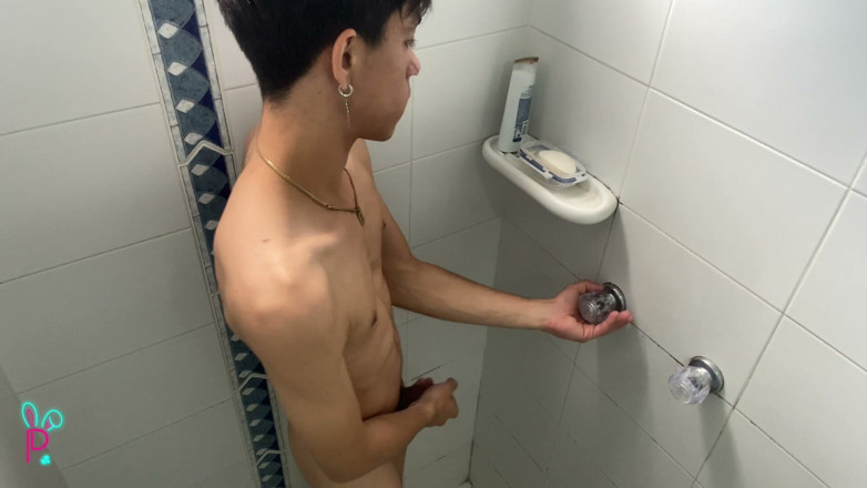 Isak pervert: Hot Young Man Dances in His Room and Moves His...