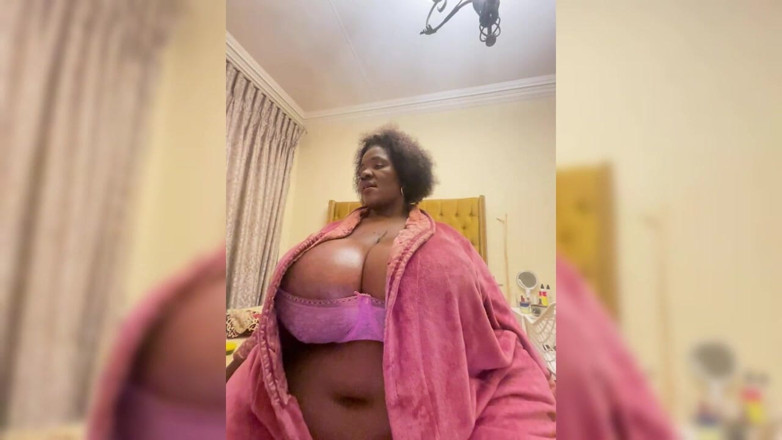 Legendary Booty Overdose: สาวผิวดํา SSBBW หยอกล้ออาบน้ําและช่วยตัวเอง