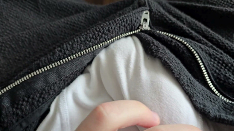 PhantomGentX: Jam istirahat makan siang - ayah tiri lagi asik ngusap kontol...