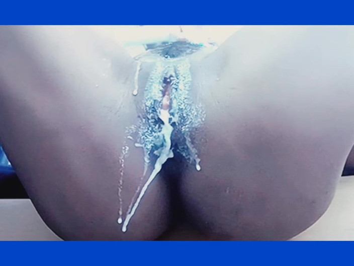 Sarah Fonteyna squirt compilation: Sarah Fonteyna зачерпывает старую комковую сперму битой