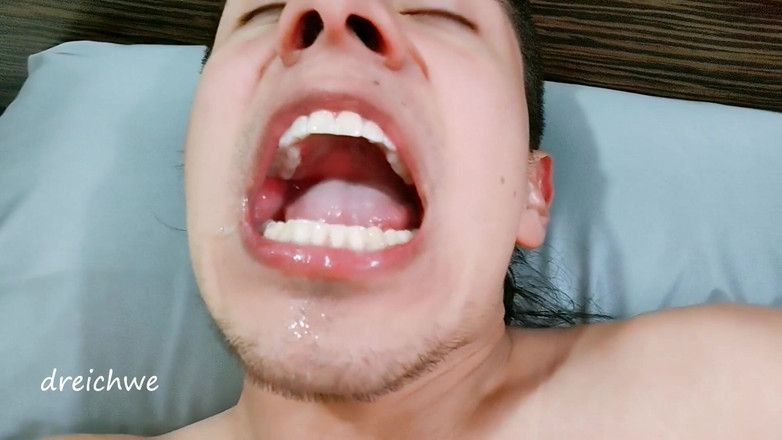 Dreichwe: La salive dans ma bouche tombe sur mon visage