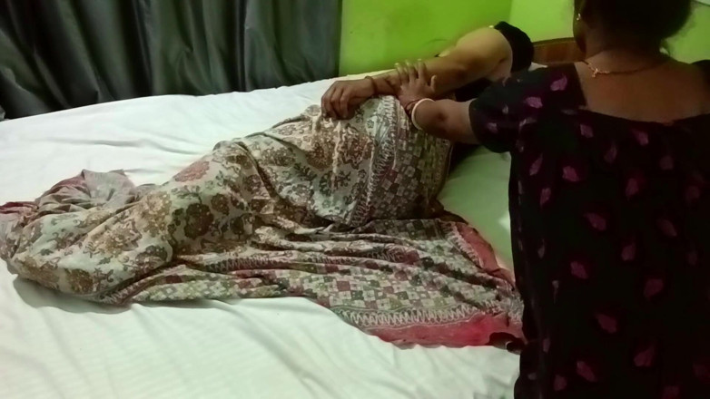 Popmini: bhaartiy sundar parosan bhaabhi aaee aur mujhse hot chudaee ke...