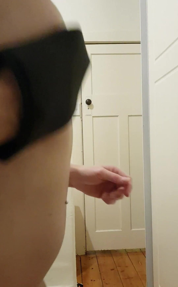 Michellexm: Video ini bugil tapi nggak seksi lol. Aku lagi asik...