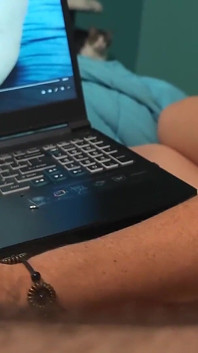 Assista bella spank seu pau enquanto assiste pornô