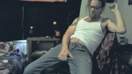 Rooster: Adam soyunuyor ve dildoyla oynuyor, sonra elini dölle dolduruyor.