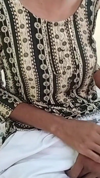 Trouxe a garota que vive na vila nativa indiana para a casa e pressionou muito seus peitos e a fodeu