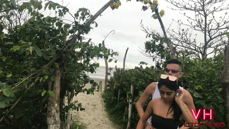 VictorHugo: Namorada puta chupando meu pau na praia