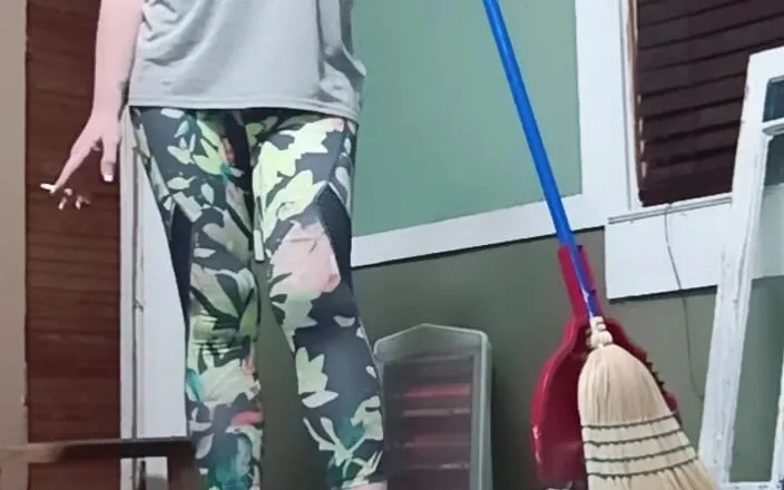 Longtoes45: Cummming in Mommy's Slippers