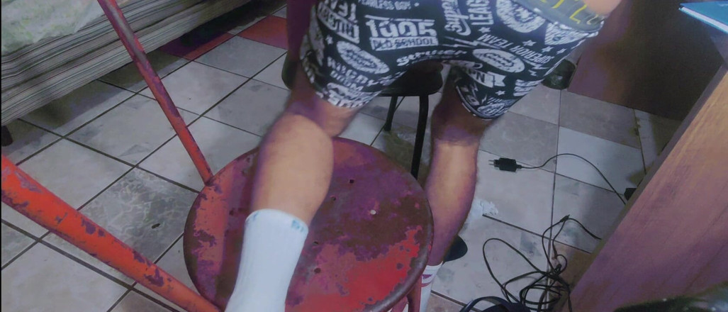 Stink HairyMale: Boxer grigio e calzini bianchi (video 1)