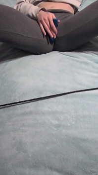 지팡이 장난감으로 자위하는 동안 간지럽히는 마누라