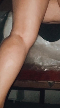 Wanita berkahwin tidak dapat mengendalikan nafsunya, lari dari barbeku untuk mengongkek lelaki yang dikongkek dengan baik