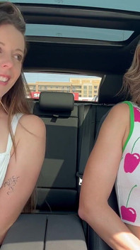 Nadia Foxx ve Serenity Cox tahrikte gür uzaktan kumandalı vibratör kullanıyor ve sert boşalıyor