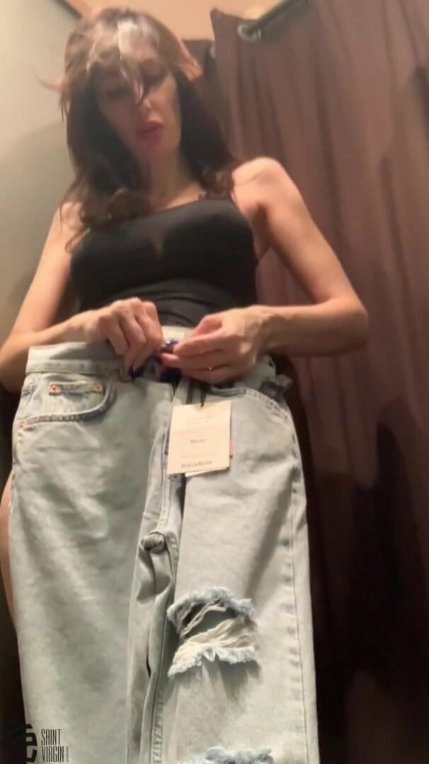 LizaVirgin: Hot MILF si masturba nel camerino del negozio