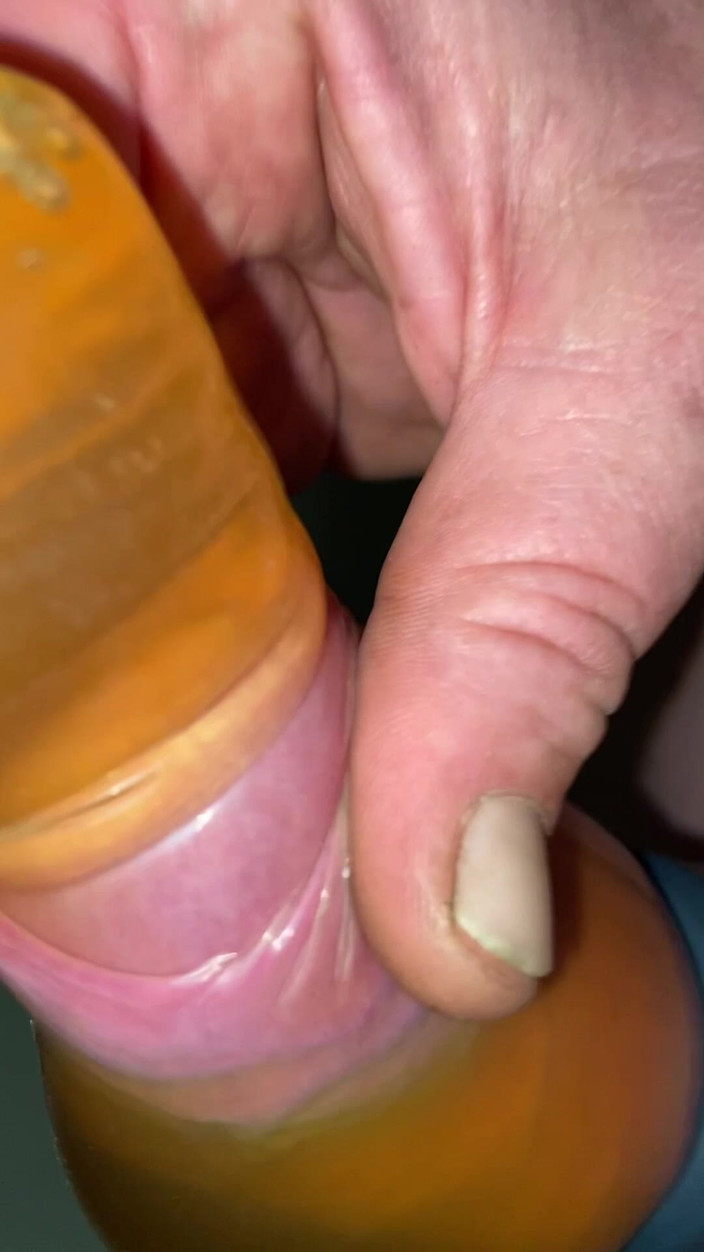 Foreskinguy: 未割包皮的鸡巴在避孕套里撒尿和射精