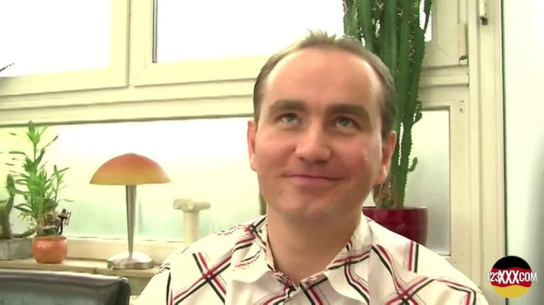 123XXX - 100% Amateurs: 来自德国的短发女士在她的小奶子上射精